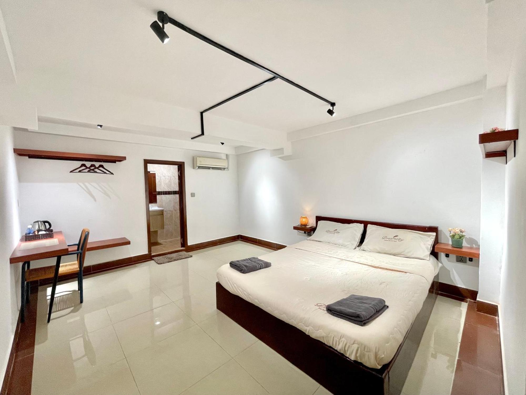 Sky Hotel Central Phnom Penh - Rooms & Apartments Exterior foto